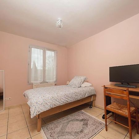 Appartamento La Perle Rose Only Women Femmes Uniquement Vénissieux Esterno foto
